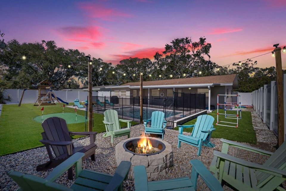 2 Miles to Beach Firepit Pool PuttPutt Cornhole House in Largo