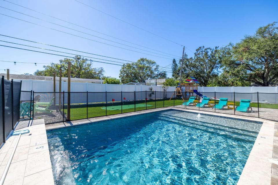 2 Miles to Beach Firepit Pool PuttPutt Cornhole House in Largo