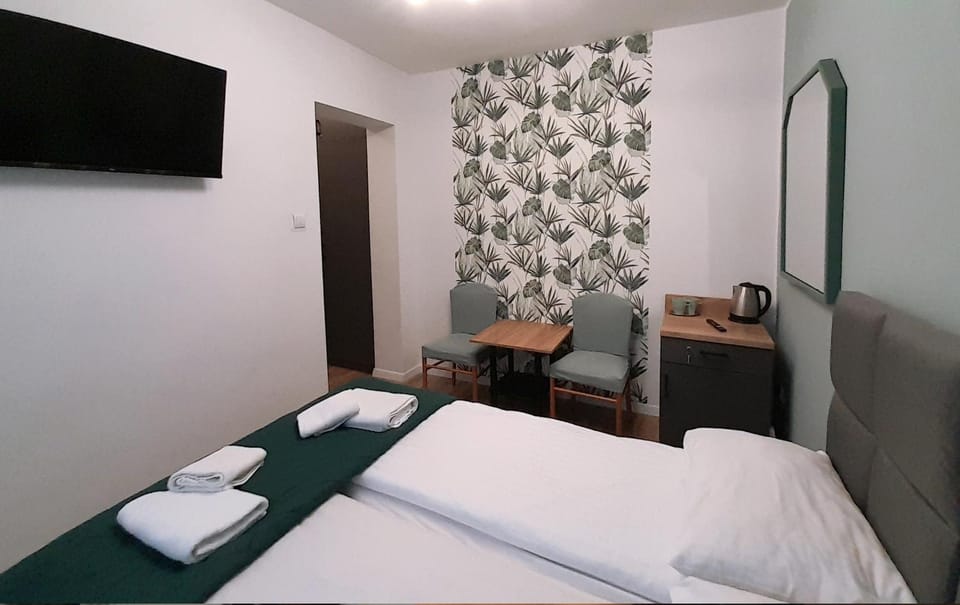 Bed, TV and multimedia, Photo of the whole room, towels