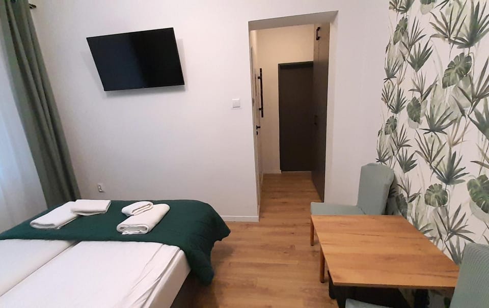 Bed, TV and multimedia, Photo of the whole room, towels