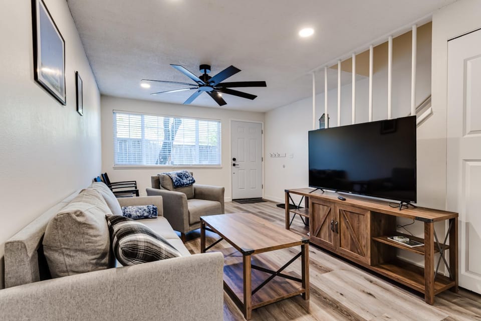 TV and multimedia, Living room, Seating area, fireplace, air conditioner