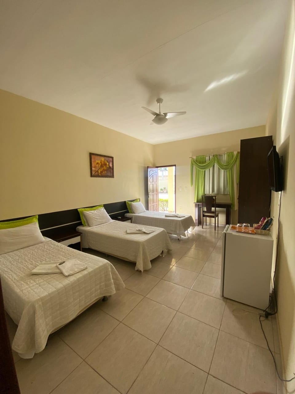 Bed, TV and multimedia, Bedroom, towels