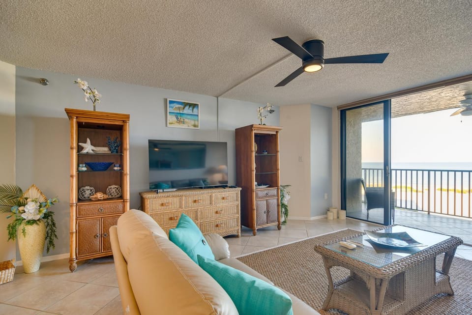 Heated Pool Access: Clearwater Beachfront Condo! House in Sand Key