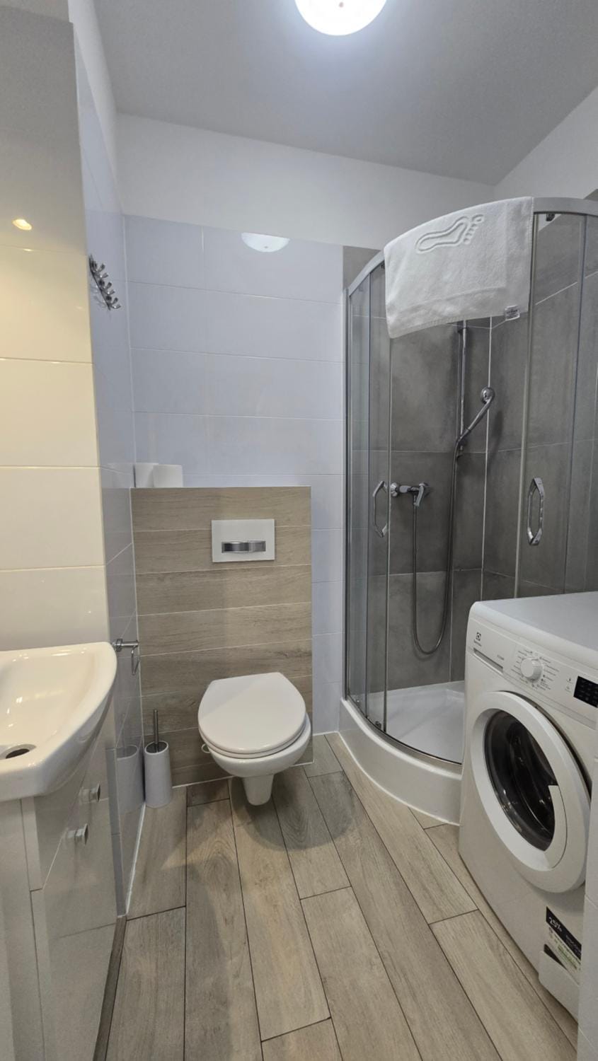 Shower, Toilet, Bathroom, towels, washing machine