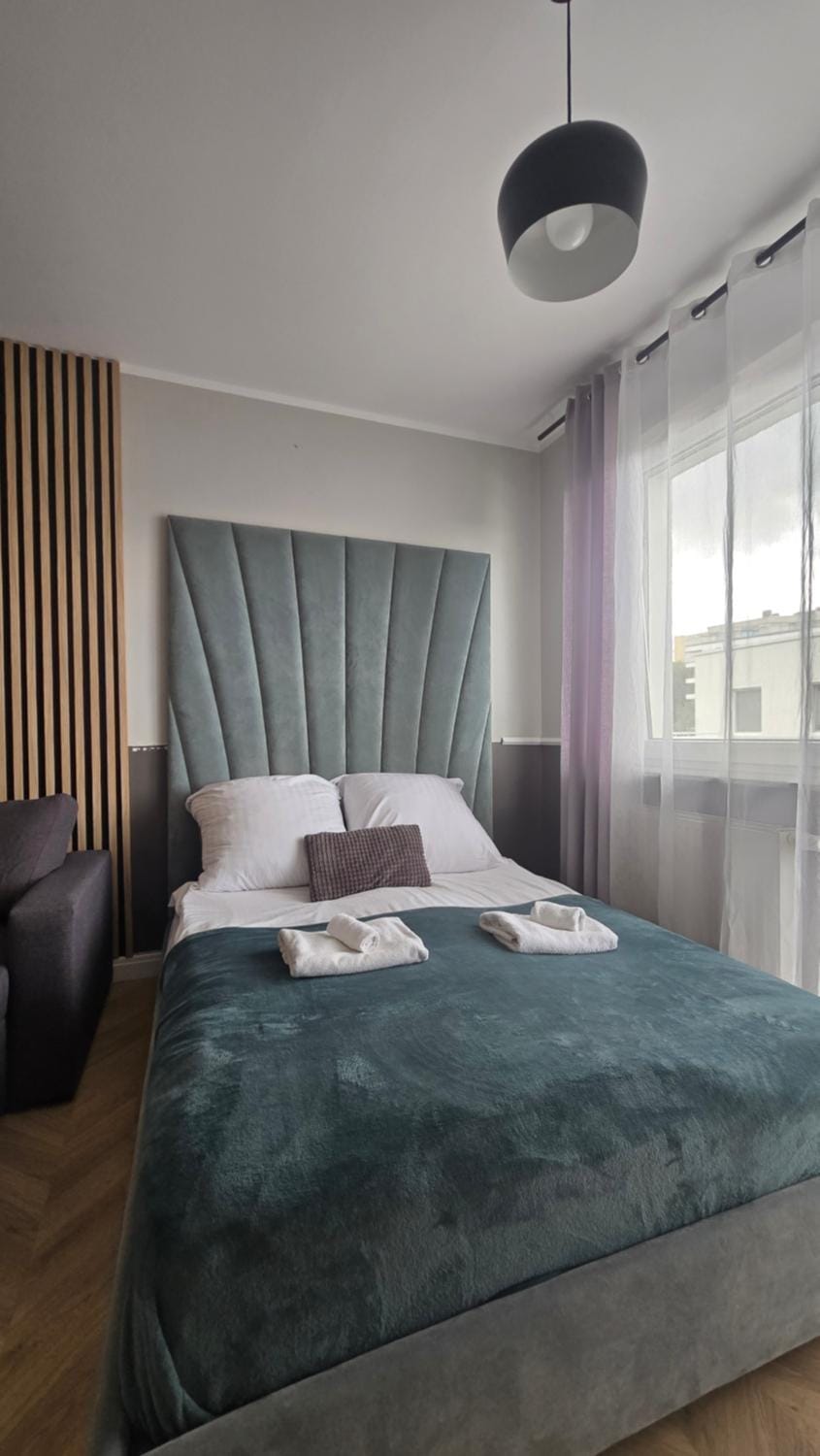 Bed, Living room, Bedroom, towels