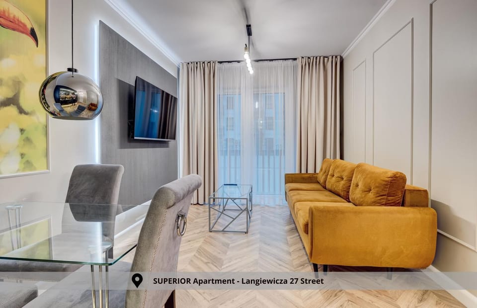 TV and multimedia, Living room, Seating area, Evening entertainment