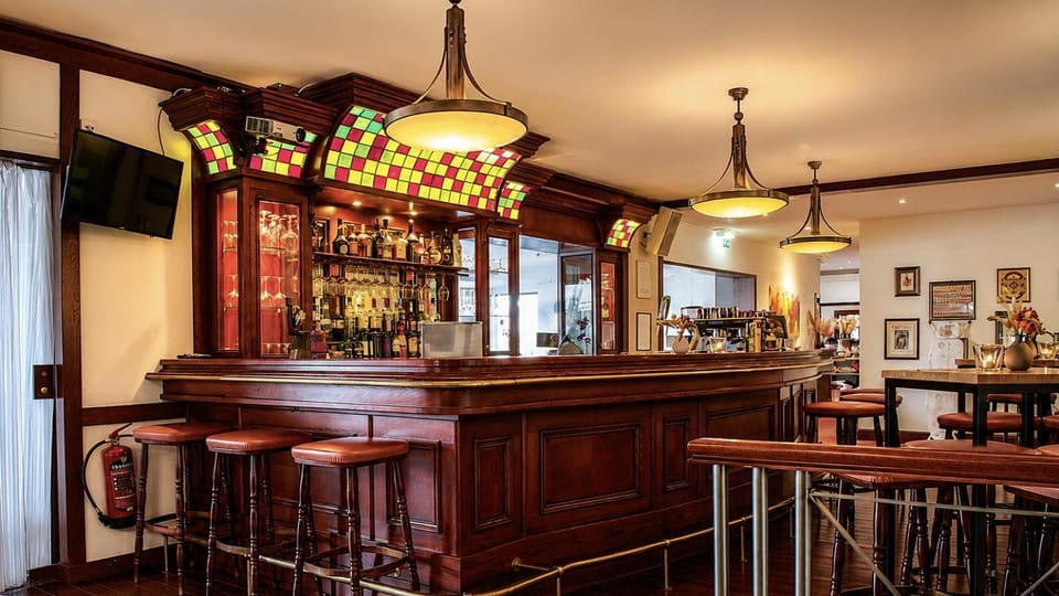 Restaurant/places to eat, Lounge or bar, Food and drinks