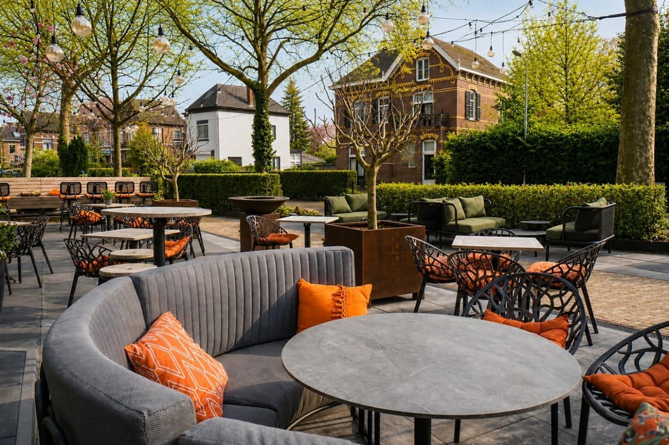 Restaurant/places to eat, Balcony/Terrace, Food and drinks
