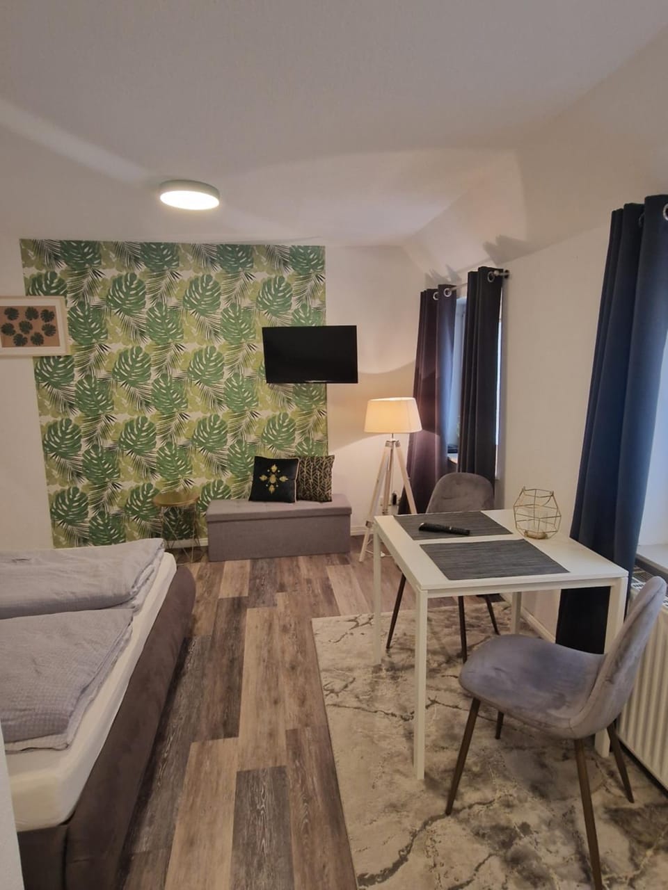 Bed, Photo of the whole room, Seating area