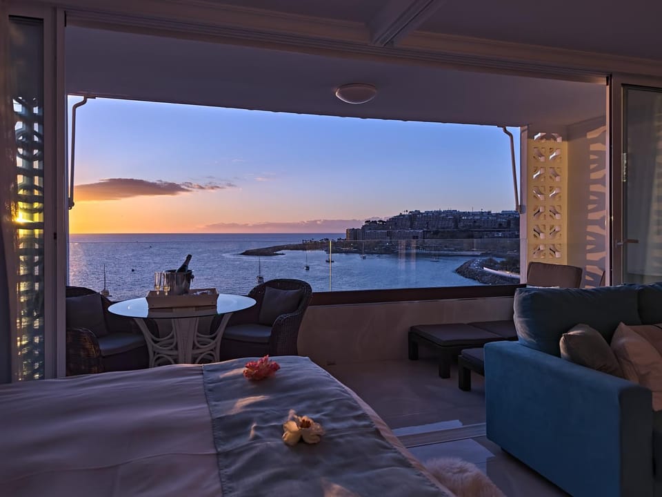 View (from property/room), Balcony/Terrace, Seating area, Bedroom, Sea view, Sunset, sunbed