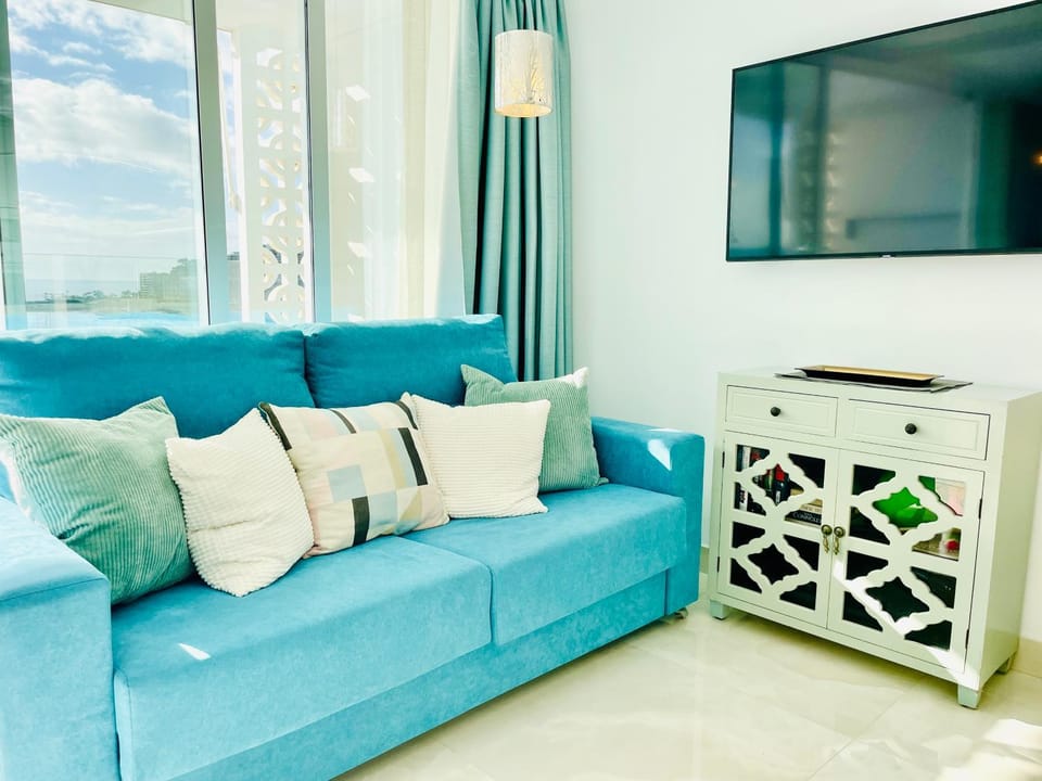 TV and multimedia, Living room, Seating area, Evening entertainment