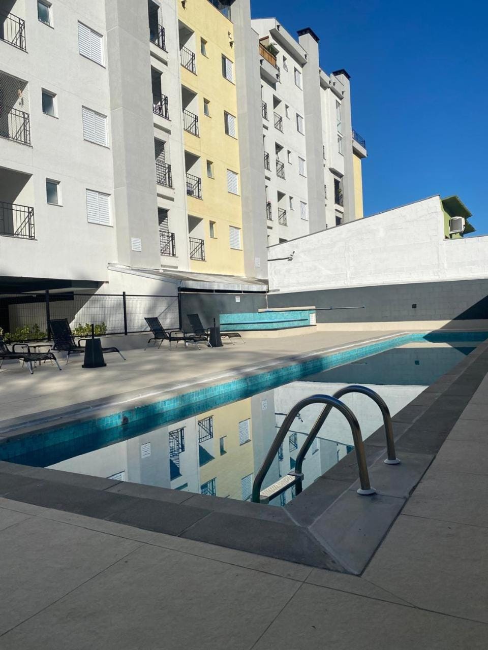 Property building, Day, Pool view, Swimming pool, sunbed