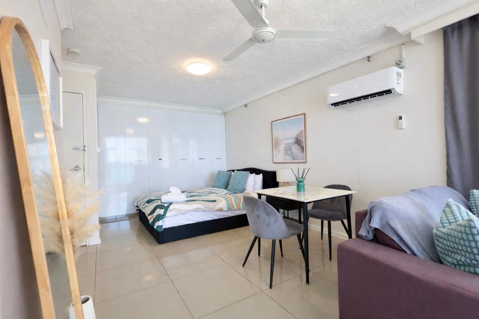 Bed, Living room, Photo of the whole room, Seating area, Dining area, Bedroom, air conditioner