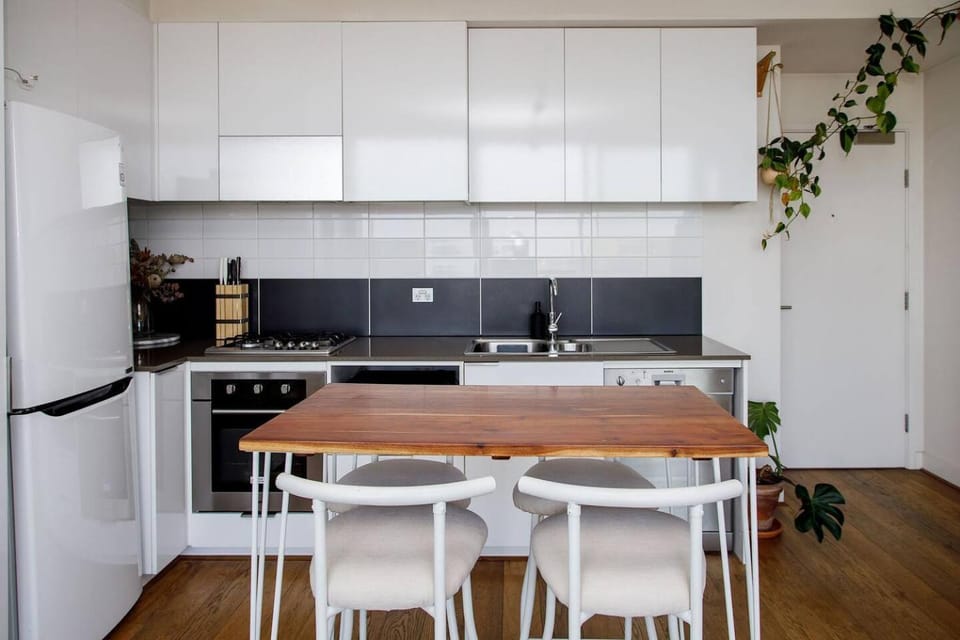 Kitchen or kitchenette, Dining area