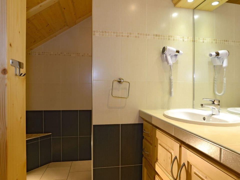 Spacieux 4 pièces avec mezzanine, balcon et parking, à 2 pas de Super-Châtel - 7 pers. - FR-1-676-25 Apartment in Châtel