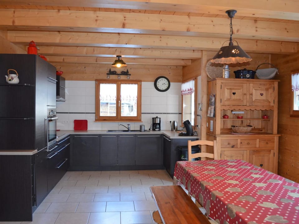 Chalet spacieux à Châtel, 12 pers., 3 chambres, proche remontées Linga, WiFi, balcon et garage - FR-1-676-74 Chalet in Châtel