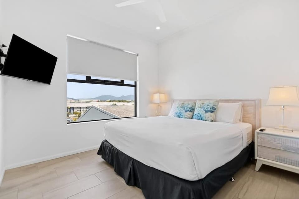 Mountain Air and Modern Flair 'Your Cairns Getaway' Apartment in Cairns