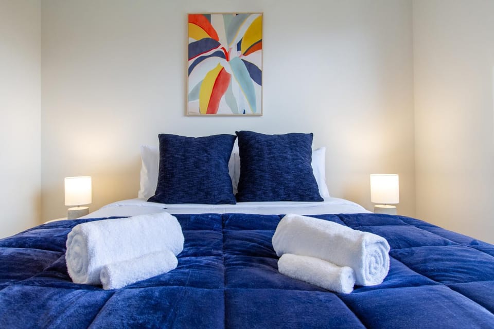 Bed, Photo of the whole room, Bedroom, towels