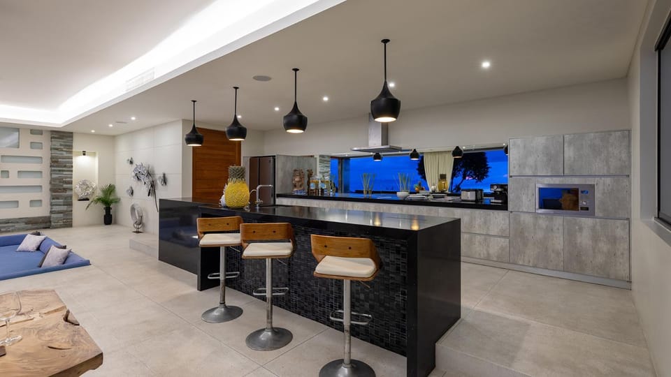 Kitchen or kitchenette, Living room, Seating area