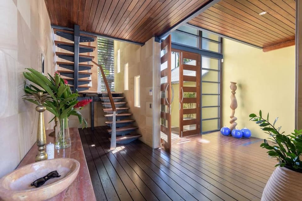 Allawah Private Estate with Pool & Tennis Court, Sleeps 10 House in Port Douglas