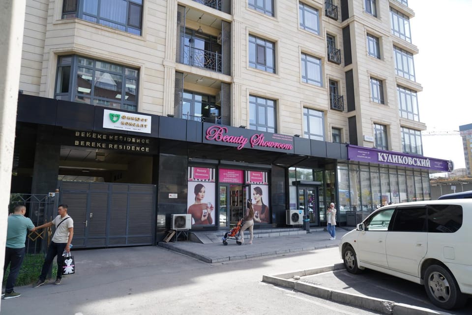 Facade/entrance, Location