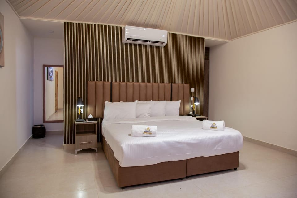 Bed, Photo of the whole room, Bedroom, towels