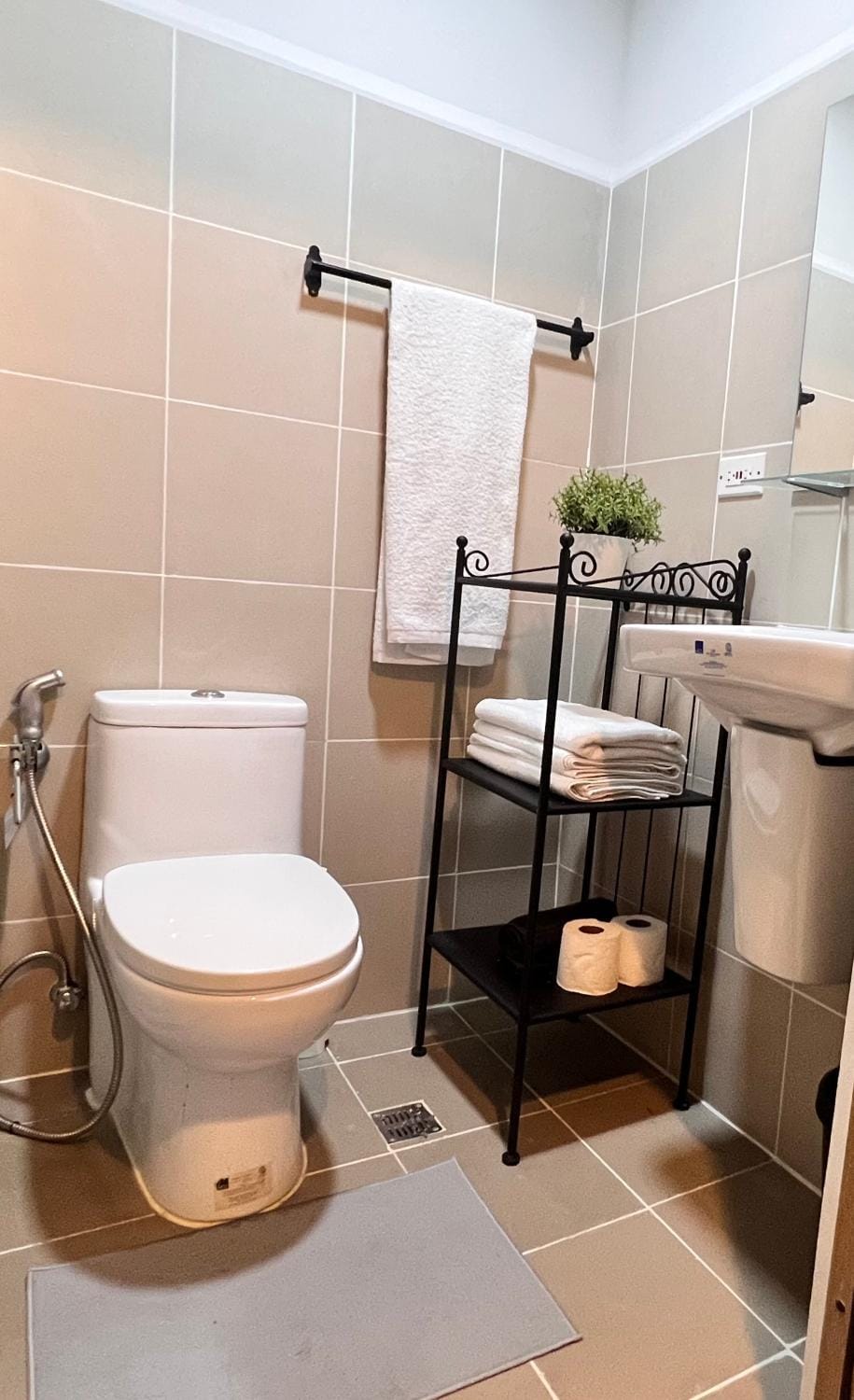 Shower, Toilet, Bathroom, bidet, towels