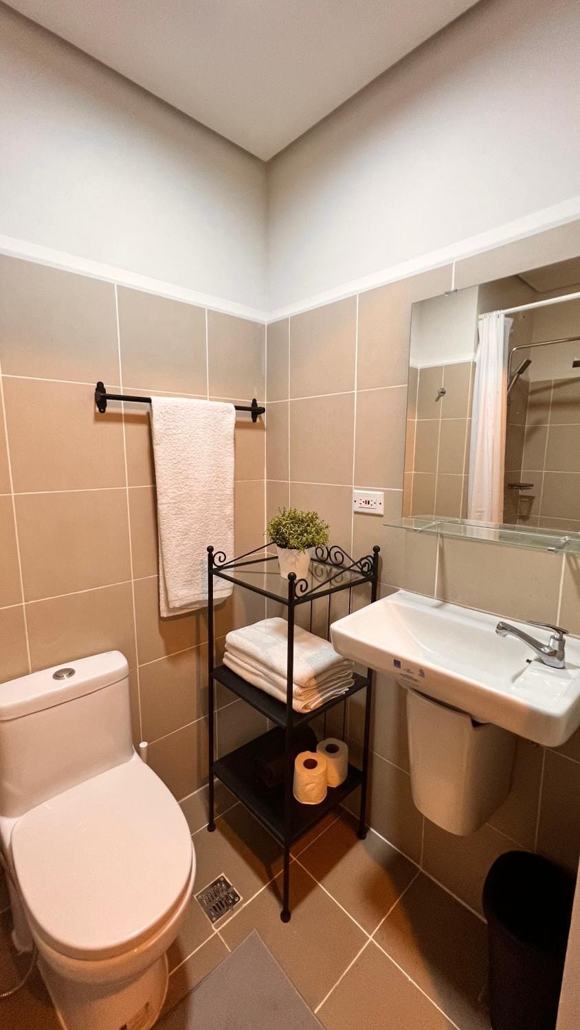 Shower, Toilet, Bathroom, bidet, towels