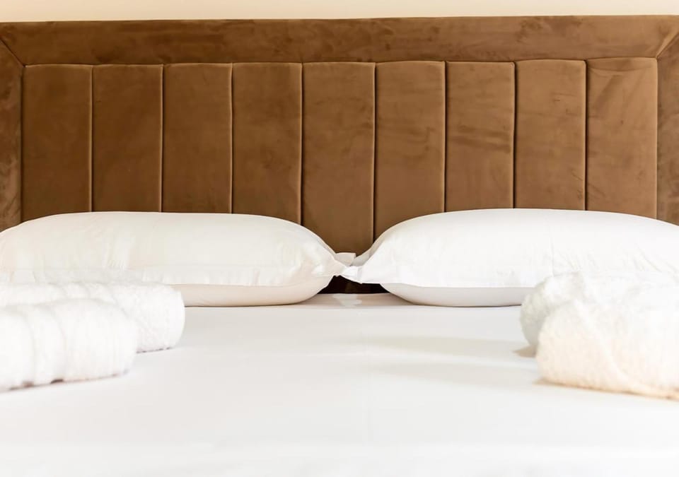 Bed, towels