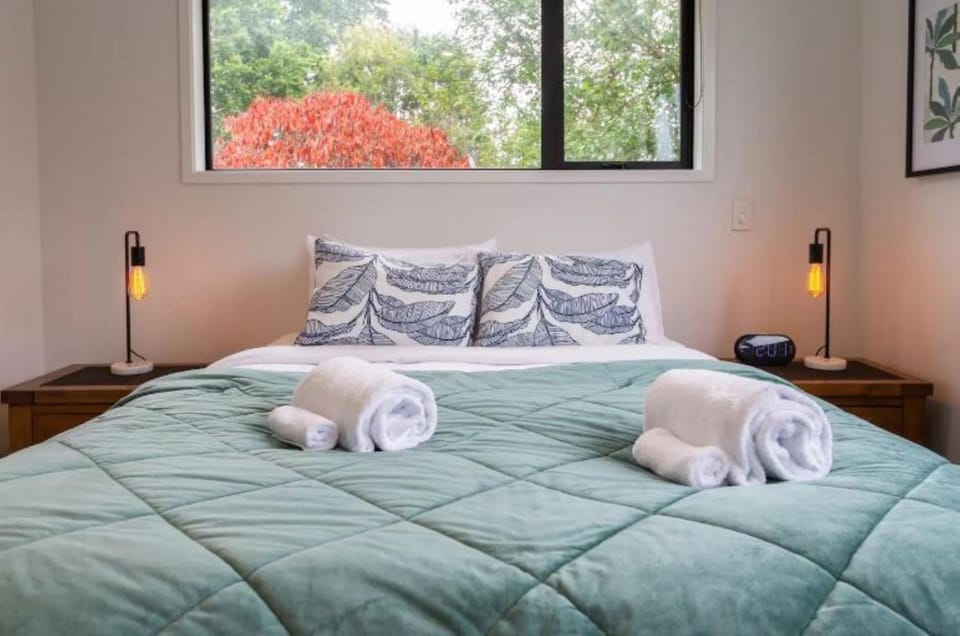 Bed, Photo of the whole room, towels