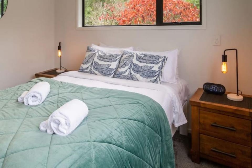 Bed, Photo of the whole room, Decorative detail, towels
