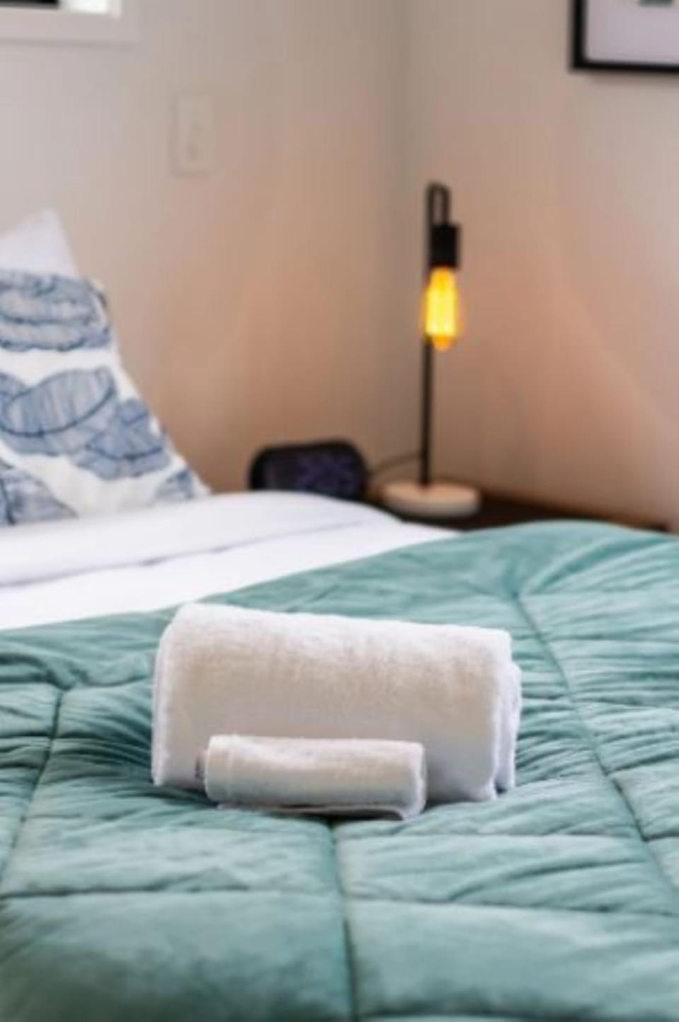 Bed, Decorative detail, towels
