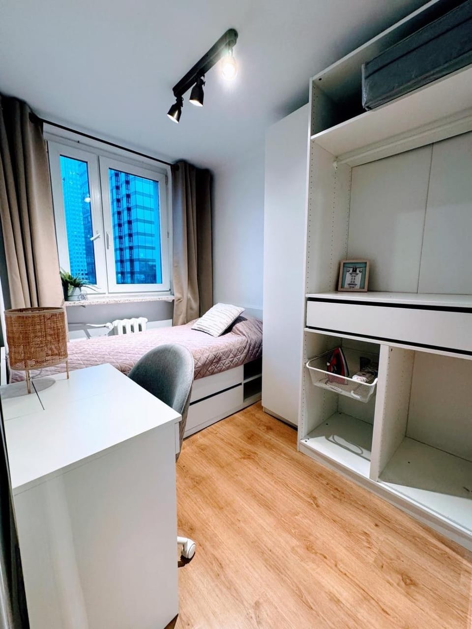 Bed, Photo of the whole room, Bedroom