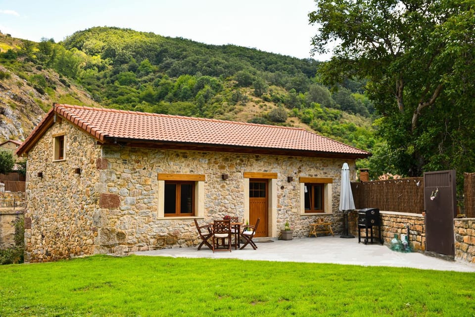 Property building, Natural landscape, Garden, Garden view, Mountain view