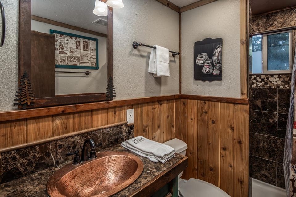 Shower, Toilet, Bathroom, towels