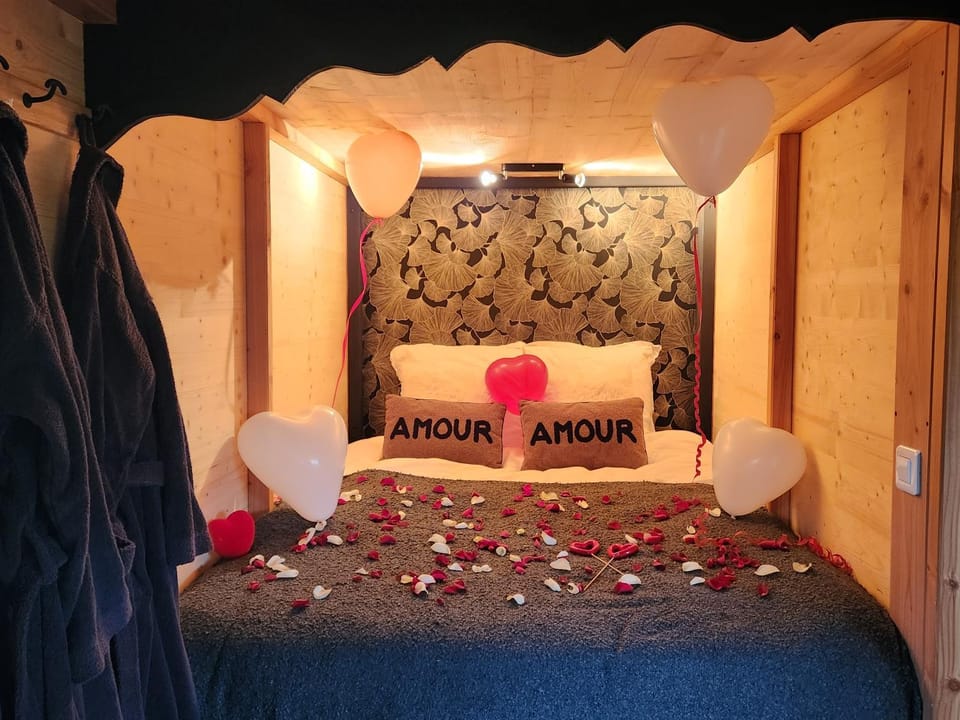 le cocon d'amour " Roulotte avec bain nordique privée" Country House in Normandy