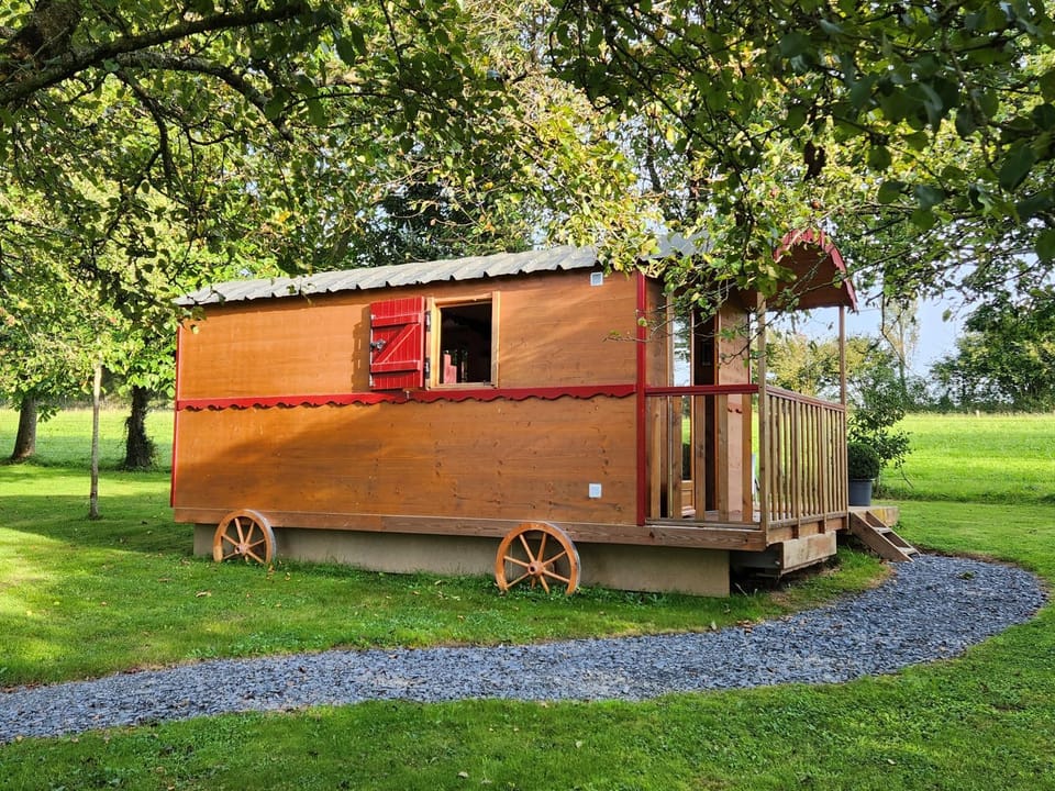 le cocon d'amour " Roulotte avec bain nordique privée" Country House in Normandy