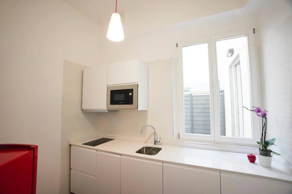 Kitchen or kitchenette, minibar, stove