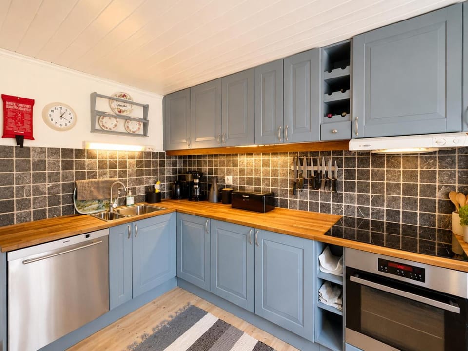 Coffee/tea facilities, dishwasher, oven, stove, kitchen