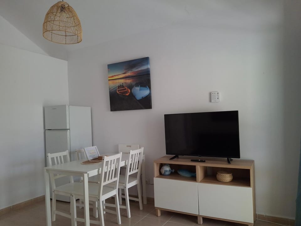 Communal lounge/ TV room, TV and multimedia, Dining area
