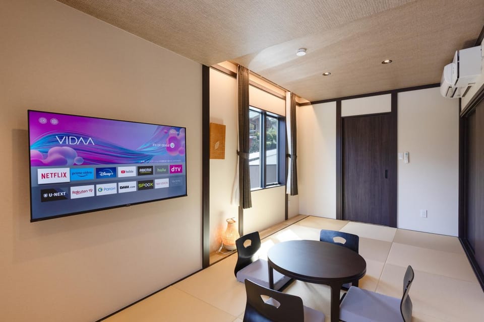 TV and multimedia, Living room, Seating area, Evening entertainment
