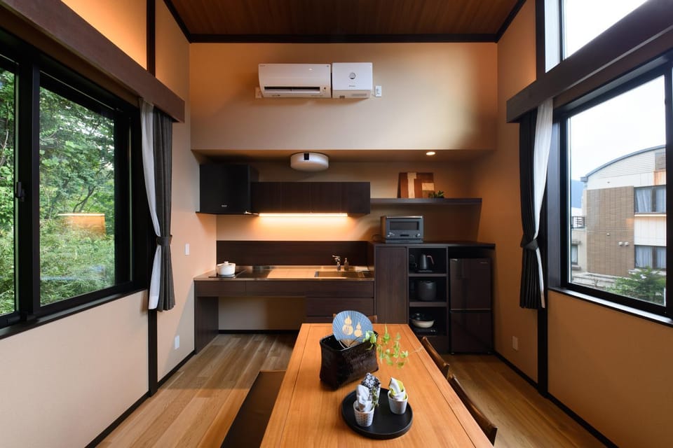 Kitchen or kitchenette, Dining area, minibar, air conditioner