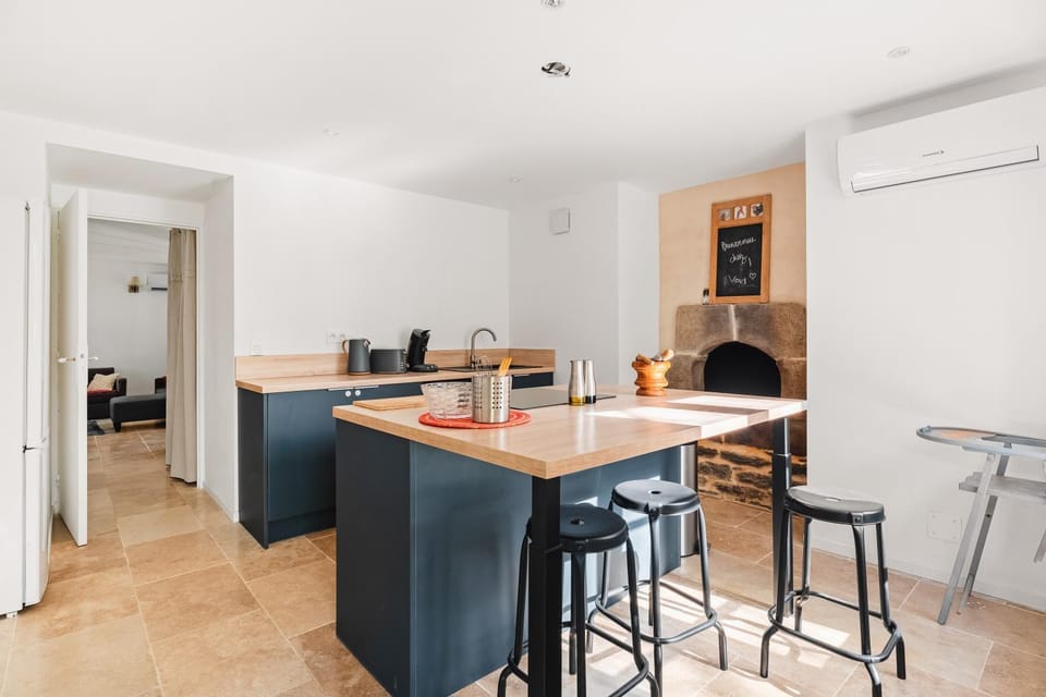 Kitchen or kitchenette, Living room