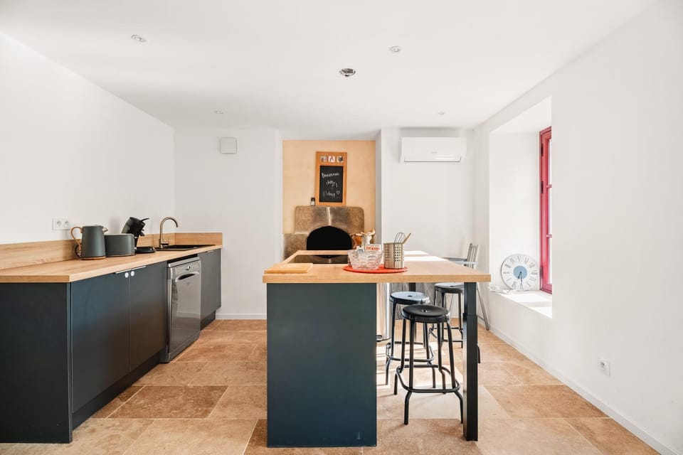 Kitchen or kitchenette, Living room