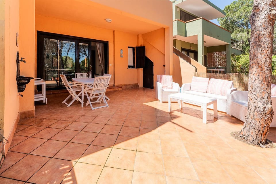 Property building, Patio, Balcony/Terrace, Living room, Dining area, sunbed
