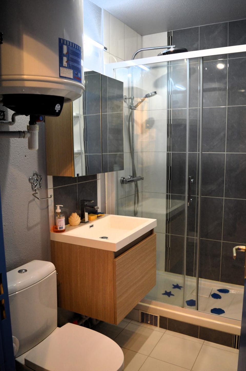 Shower, Toilet, Bathroom, towels
