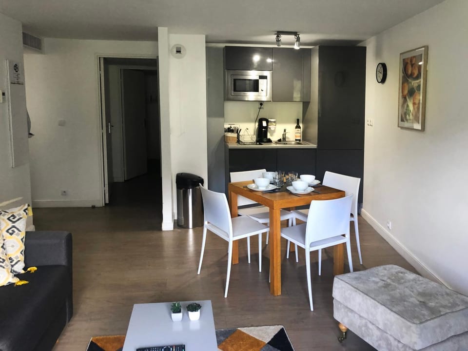 Coffee/tea facilities, Kitchen or kitchenette, Dining area