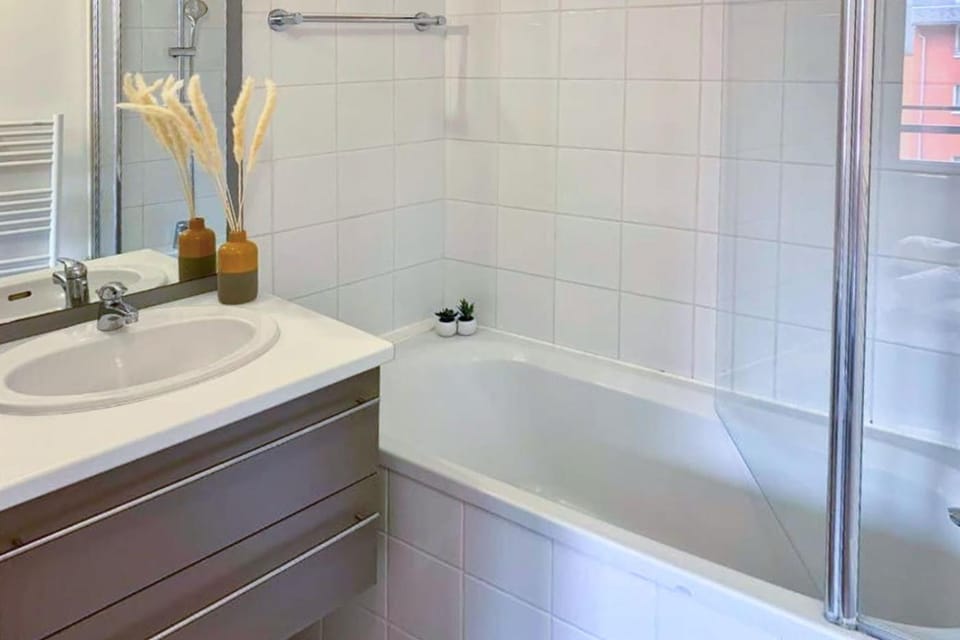Shower, Bathroom, Decorative detail, Bath