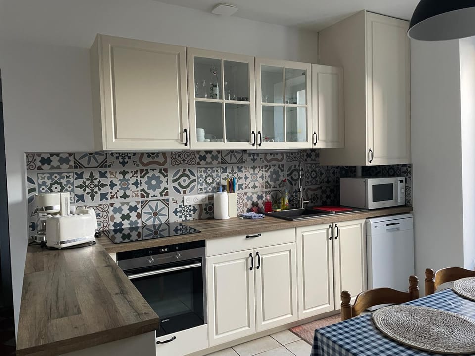 Coffee/tea facilities, dishwasher, microwave, oven, toaster, kitchen