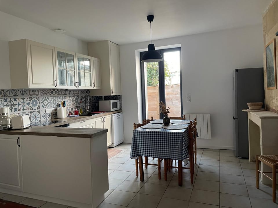 Coffee/tea facilities, dishwasher, microwave, oven, toaster, kitchen